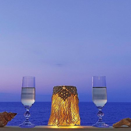Amazing Beachfront Apartment In Hersonissos Exteriör bild